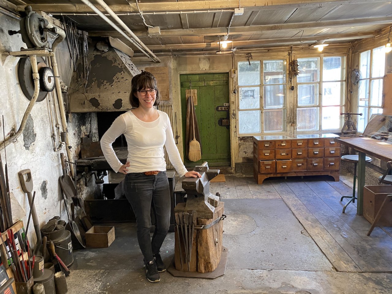 Nina Klötzli in der alten Werkstatt ihrer Familie. Sie ist mit Messern und dem Handwerk dahinter aufgewachsen. (Bilder jsc)