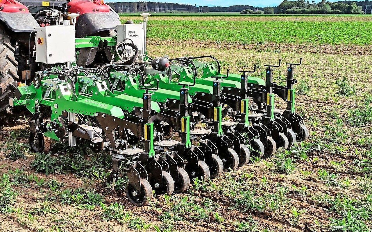 Neu auf dem Markt ist als Traktoranbaugerät der Dahlia Robotics. Geplant ist, dass der Roboter an einer Flurbegehung bei Daniel Vetterli in Rheinklingen vorgeführt werden soll. 