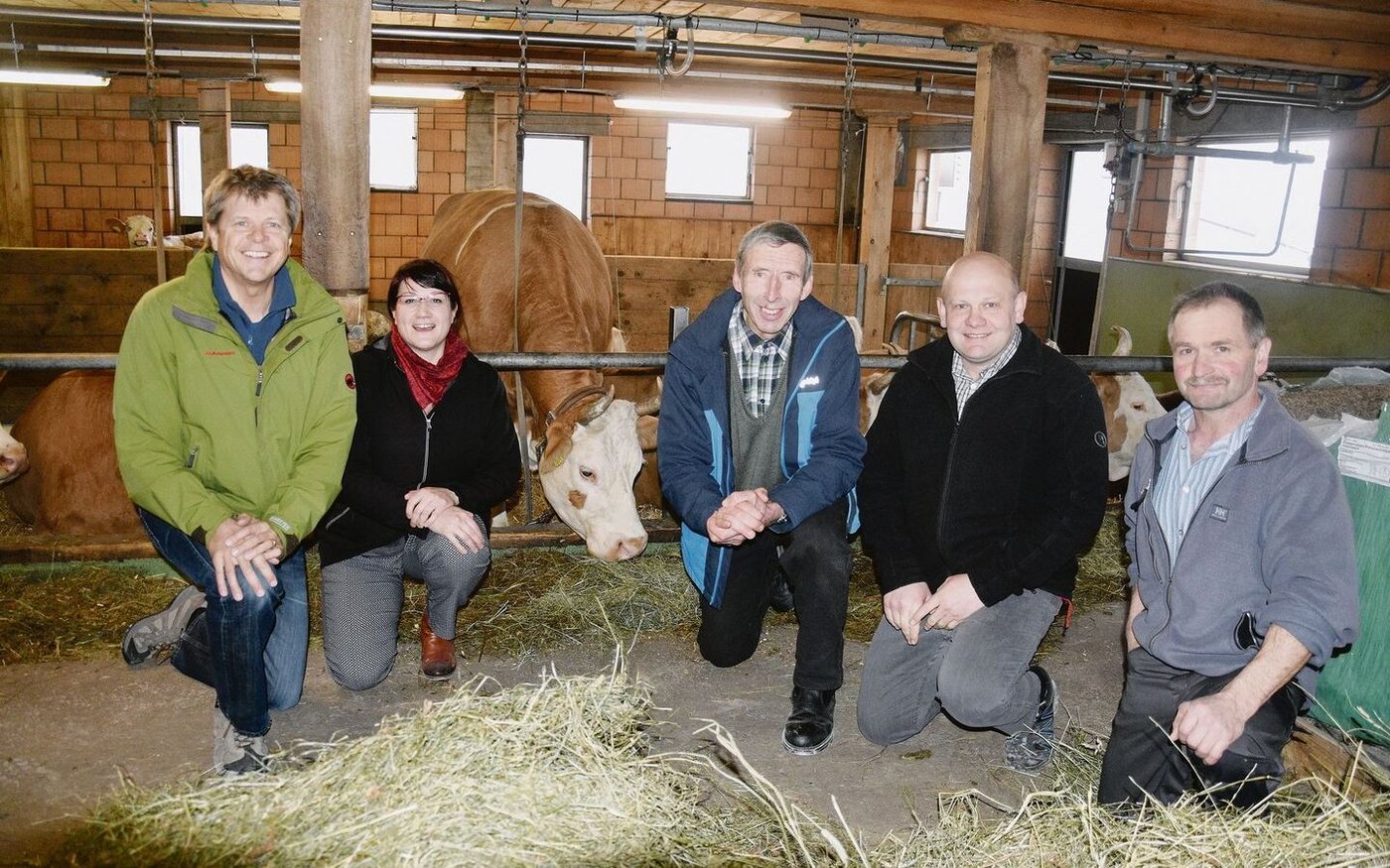 Der IGA-Präsident Konrad Klötzli (Mitte) hat eingeladen: Jürg Grossen, Christine Badertscher, Ernst Wandfluh und der Gastgeber Melchior Grossen (v. l. n. r.).