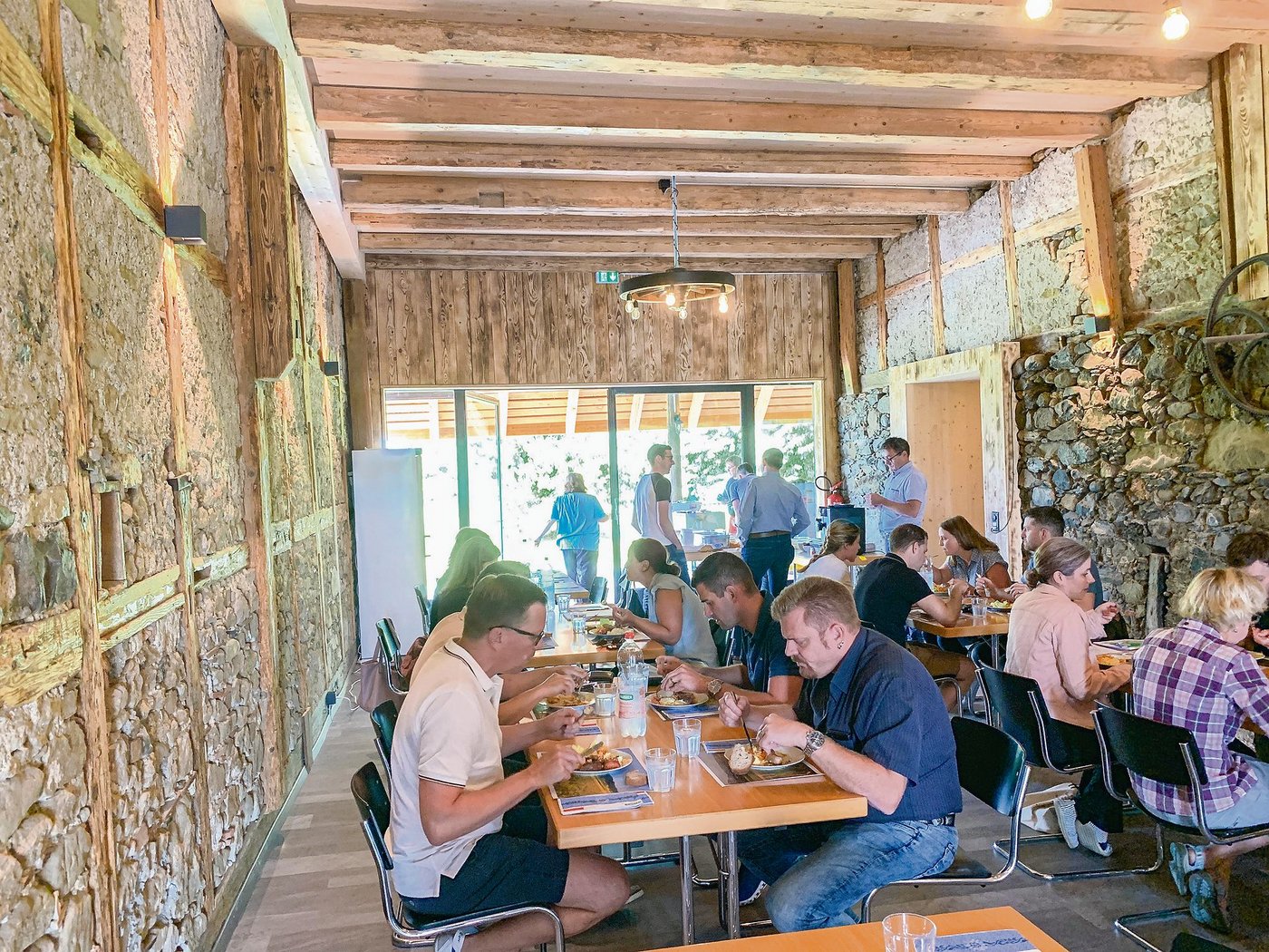 Einsicht in den Degustations- und Eventraum «Schopf» der umgebauten alten Scheune. (Bild Josef Scherer)