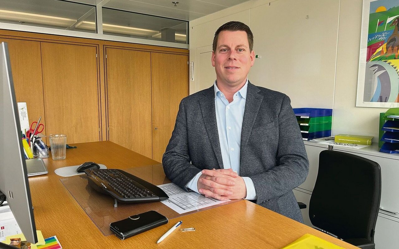 Martin Angehrn in seinem Büro im kantonalen Verwaltungsgebäude in Frauenfeld. Von seinem Eckbüro aus hat er Blick auf das Regierungsgebäude. 