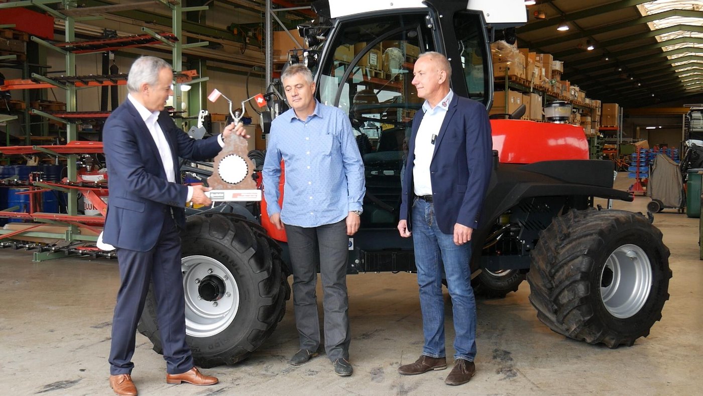 Die «Alp Innovation Trophy» wird dem Familienunternehmen Sauerburger für ihren Hanggeräteträger «Grip 4-70» übergeben. (Bild SVLT)