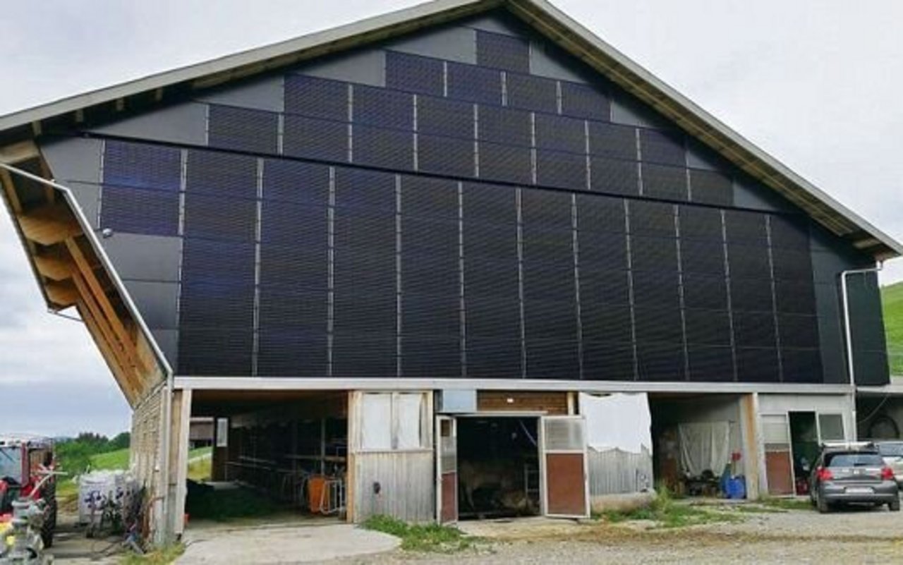 Photovoltaikanlagen (PV-Anlagen) an Fassaden können im Winterhalbjahr mindestens 40 % Strom erzeugen, mehr als es mit PV-Anlagen auf dem Dach möglich ist. Im Bild eine Fassadenanlage am Stall eines Betriebes in Schwanden, Oberhelfenschwil GL.