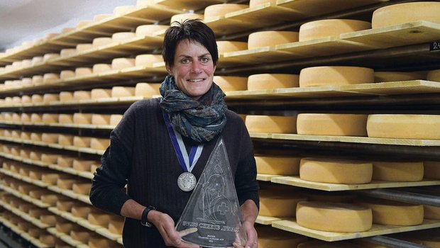 Ruth Marti freut sich über den Swiss Cheese Award, den sie im Käsekeller der Glarona entgegennimmt. 