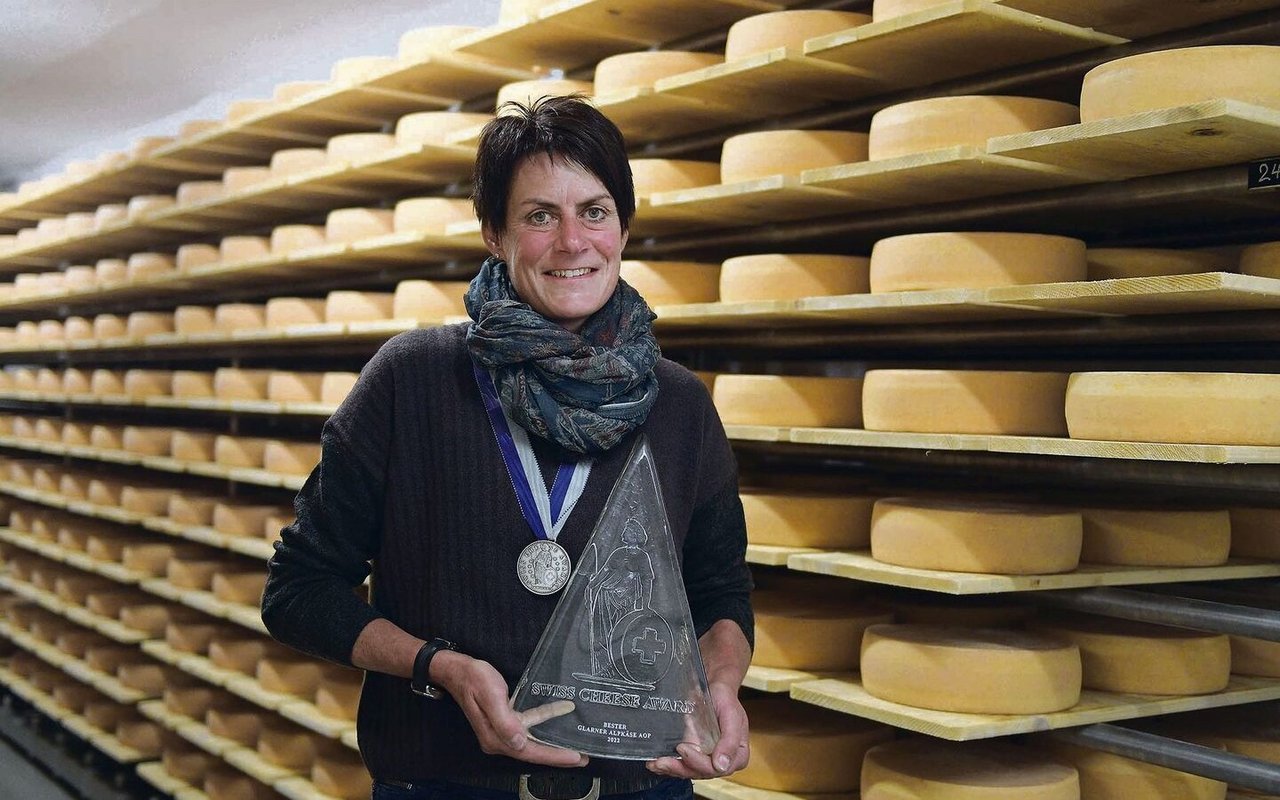 Ruth Marti freut sich über den Swiss Cheese Award, den sie im Käsekeller der Glarona entgegennimmt. 