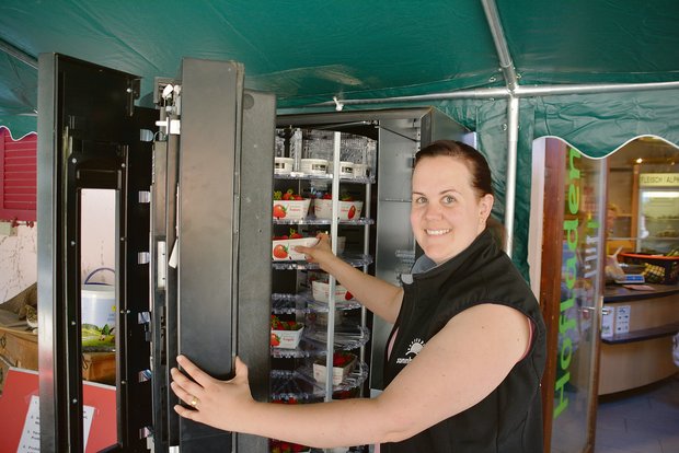 Maria Kuhn musste den Automaten am Pfingstmontag mehrmals neu befüllen. Die Nachfrage nach frischen Produkten ausserhalb der Öffnungszeiten ist gross. (Bild Franziska Jurt)