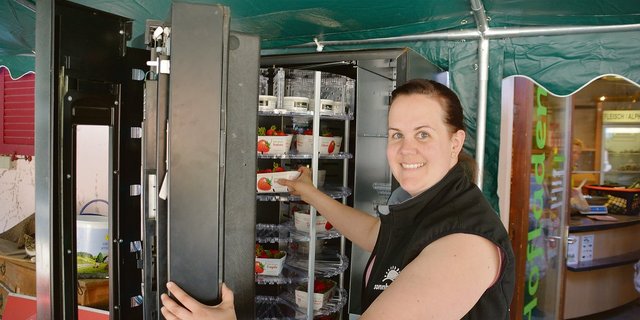 Maria Kuhn musste den Automaten am Pfingstmontag mehrmals neu befüllen. Die Nachfrage nach frischen Produkten ausserhalb der Öffnungszeiten ist gross. (Bild Franziska Jurt)