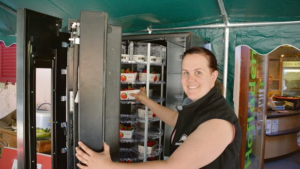 Maria Kuhn musste den Automaten am Pfingstmontag mehrmals neu befüllen. Die Nachfrage nach frischen Produkten ausserhalb der Öffnungszeiten ist gross. (Bild Franziska Jurt)