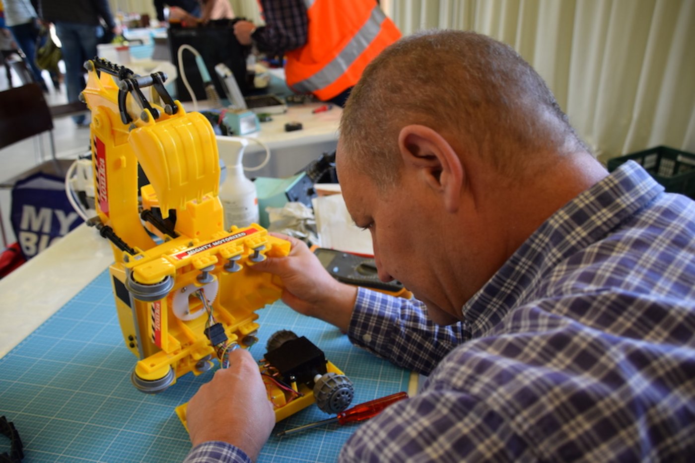 Müsste man für die Reparatur des Lieblings-Bagges bezahlen, wäre das wahrscheinlich teurer als der Preis eines neuen.