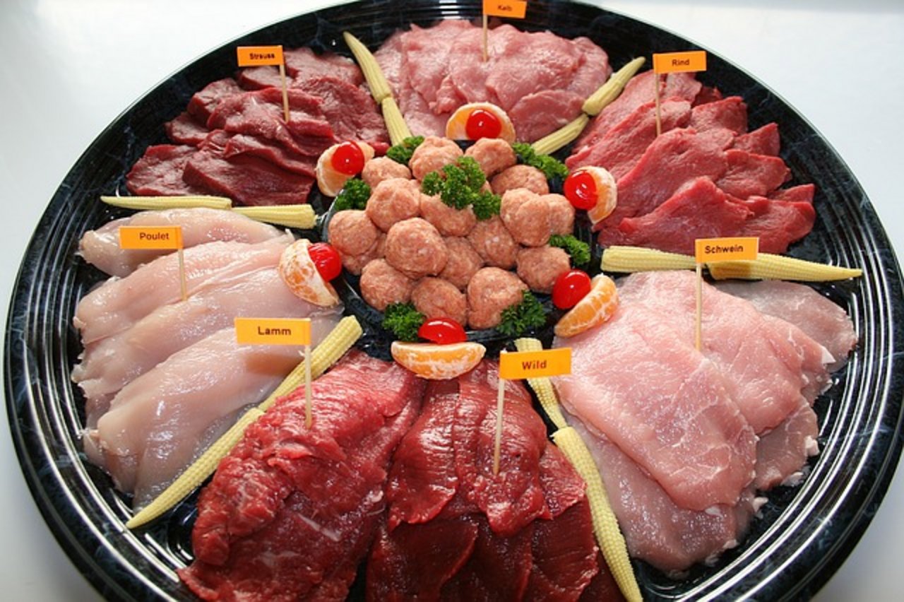 Rohes Fleisch soll andere Lebensmittel auf dem Tisch nicht berühren. (Symbolbild pixabay)