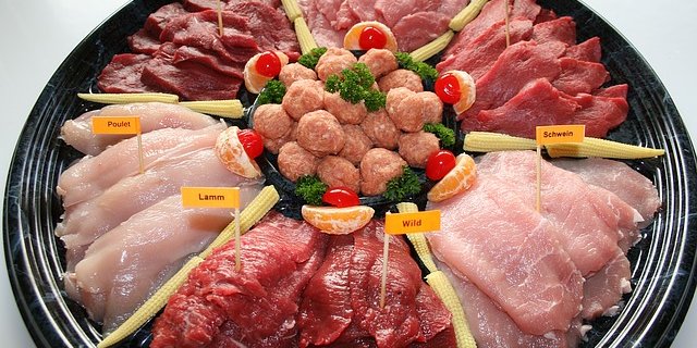 Rohes Fleisch soll andere Lebensmittel auf dem Tisch nicht berühren. (Symbolbild pixabay)