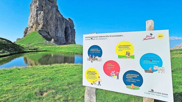 Viele Wanderer haben keinen Bezug mehr zur Alp- und Landwirtschaft und sehen die Alpweiden nicht als Nutzfläche, sondern mehr als Freizeitgebiet. Aufklärung mittels Hinweistafeln ist entsprechend sinnvoll.