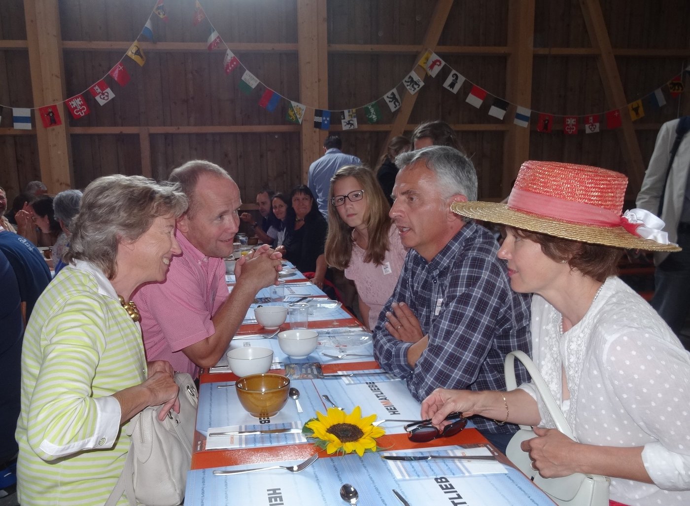 Kantonsratspräsidentin Irene Keller (l.) und der Luzerner Bauernpräsident Kobi Lütolf im Gespräch mit Bundespräsident Didier Burkhalter und Ehefrau Friedrun Sabine. (Bild Josef Scherer)