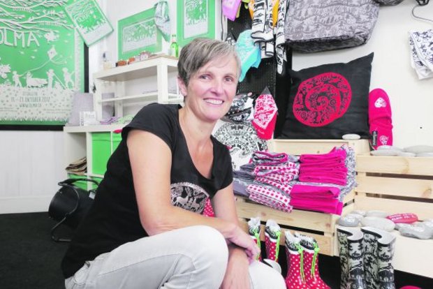 Jolanda Brändle kreiert nebst Scherenschnitten auch Produkte in Scherenschnitt-Design. Das Sortiment ist umfangreich. Wichtig ist ihr bei der Produktentwicklung, die Zusammenarbeit mit Firmen aus der Schweiz oder dem benachbarten Ausland. (Bild Esther Thalmann)