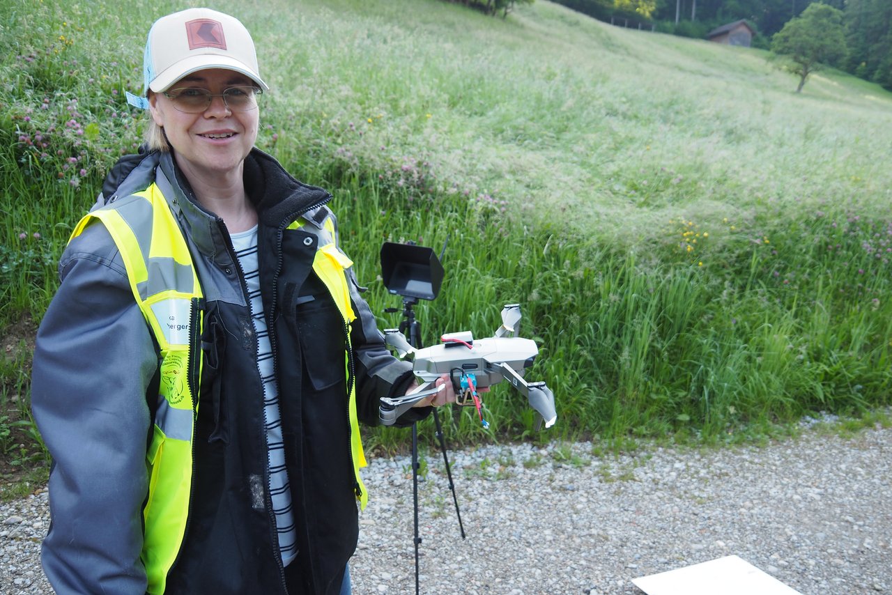 Monika Wolfensberger präsentiert die Drohne mit Wärmebildkamera.er