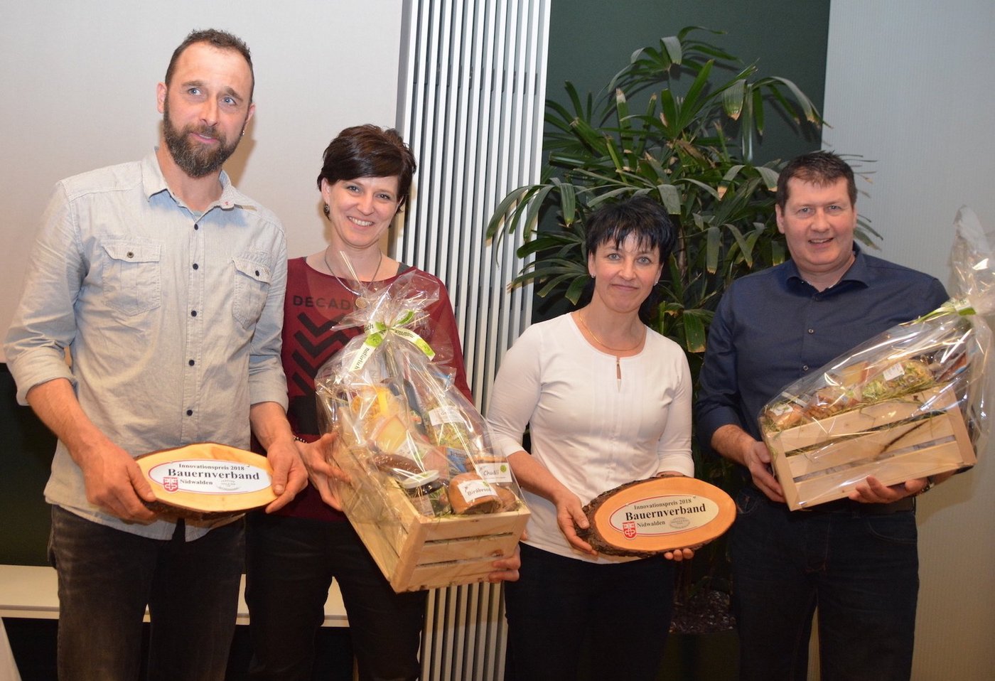 Melk und Sylvia Gut sowie Annemarie und Bruno Käslin (v. l. n. r.) erhielten die Innovationspreise des Nidwaldner Bauernverbandes. (Bilder Josef Scherer)