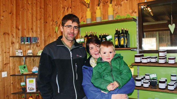 Pirmin und Claudia Landolt mit Lukas, dem Jüngsten ihrer drei Kinder.  (Bild Rita Meier)