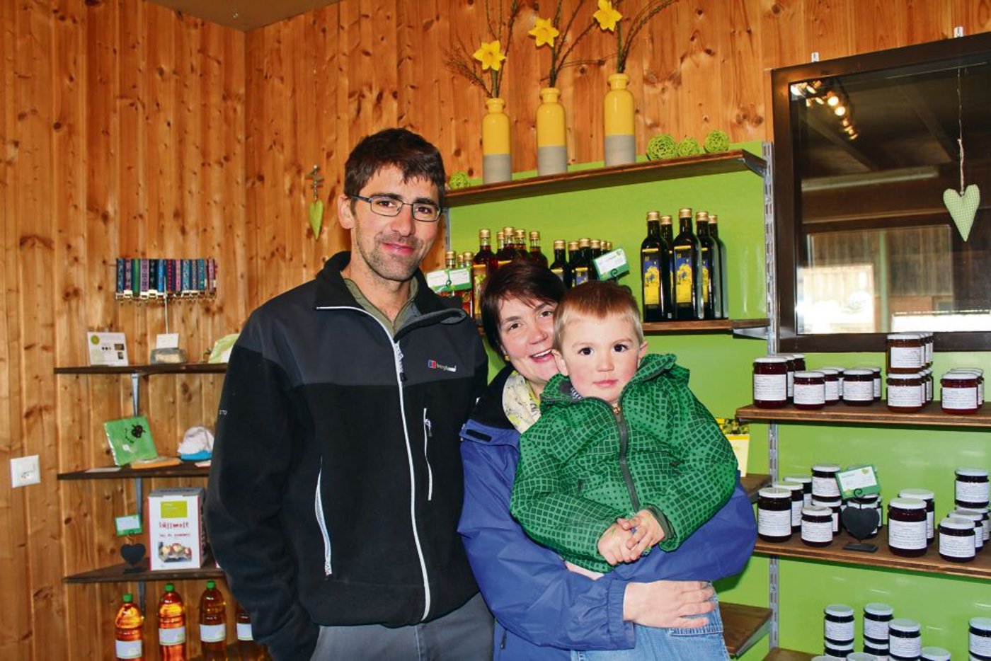 Pirmin und Claudia Landolt mit Lukas, dem Jüngsten ihrer drei Kinder.  (Bild Rita Meier)