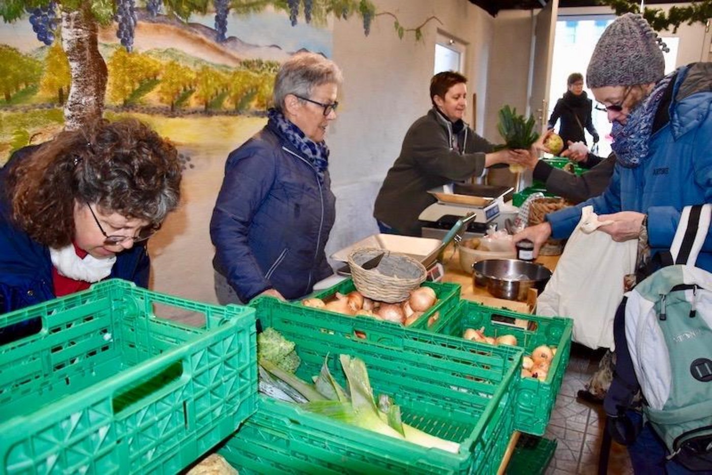 Landfrauen in Aktion: Der «Landfrauen-Gmüesmärit» in Huttwil ist im Winter in einem Keller untergebracht und im Sommer findet er auf dem Brunnenplatz statt. Sein Produkteangebot ist immer saisonal und regional. (Bild bh)
