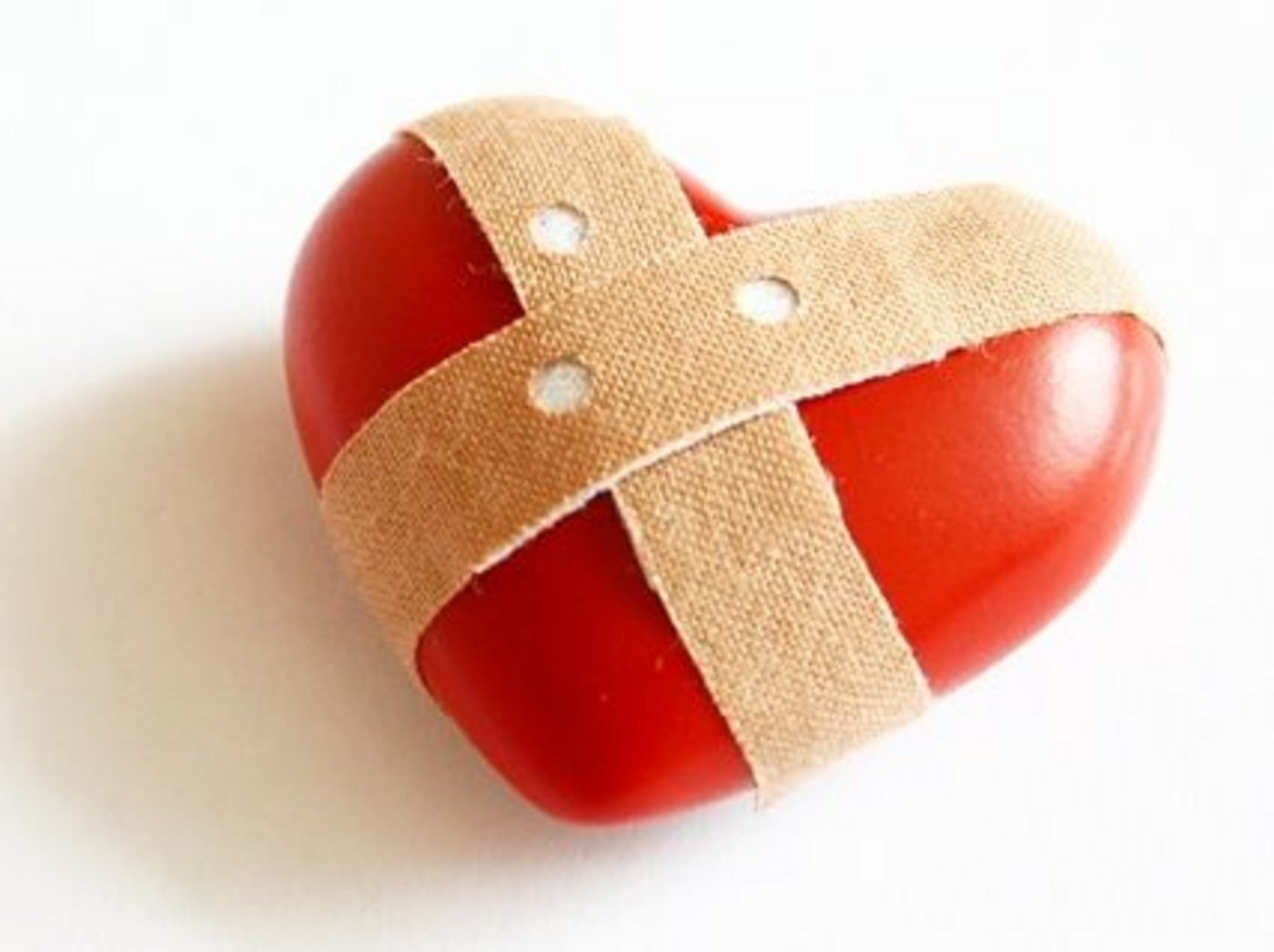 Liebeskummer zu überwinden braucht Geduld. Freunde, die zuhören, können der Heilung des gebrochenen Herzens zuträglich sein. (Bild: Simone Hainz  / pixelio.de)