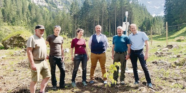 Revierförster Beat Herger, Bürgerrat Armin Briker, Projektleiterin Kathrin Streit, Sicherheitsdirektor Dimitri Moretti, Bürgerpräsident Peter Kempf, Kantonsforstmeister Roland Wüthrich (v. l.).