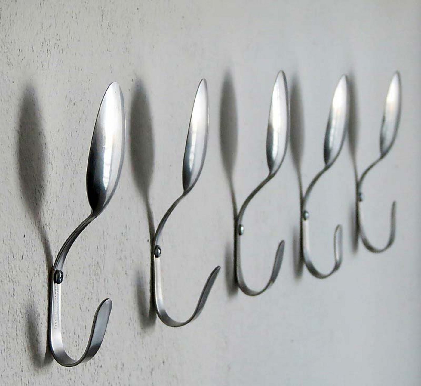 Einfach und wirkungsvoll: Mit Hilfe von Zangen lassen sich Löffel leicht zu Wandhaken umbiegen. (Bild zVg)