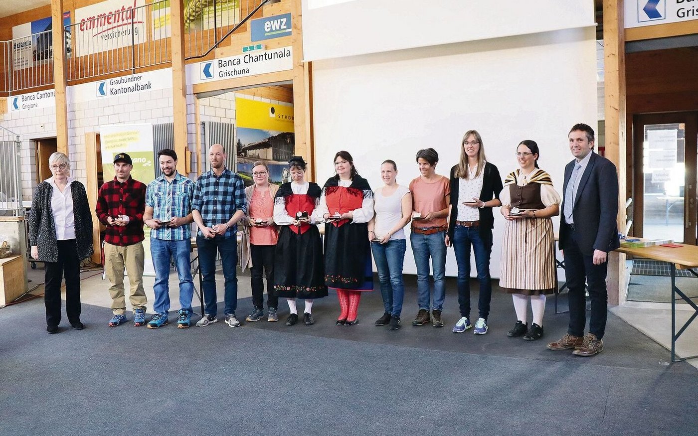 Die neuen Meisterlandwirte und Bäuerinnen mit Fachausweis wurden an der Mitgliederversammlung geehrt. Mit auf dem Bild Astrid Derungs (ganz links), Präsidentin Bündner Landfrauen, und Thomas Roffler (ganz rechts), Präsident Bündner Bauernverband.