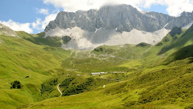 Blick auf die Alp Ascharina mit der imposanten Rätschaflua im Hintergrund. (Bilder M. Schröttenthaler)