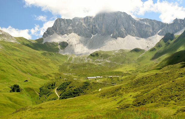 Blick auf die Alp Ascharina mit der imposanten Rätschaflua im Hintergrund. (Bilder M. Schröttenthaler)