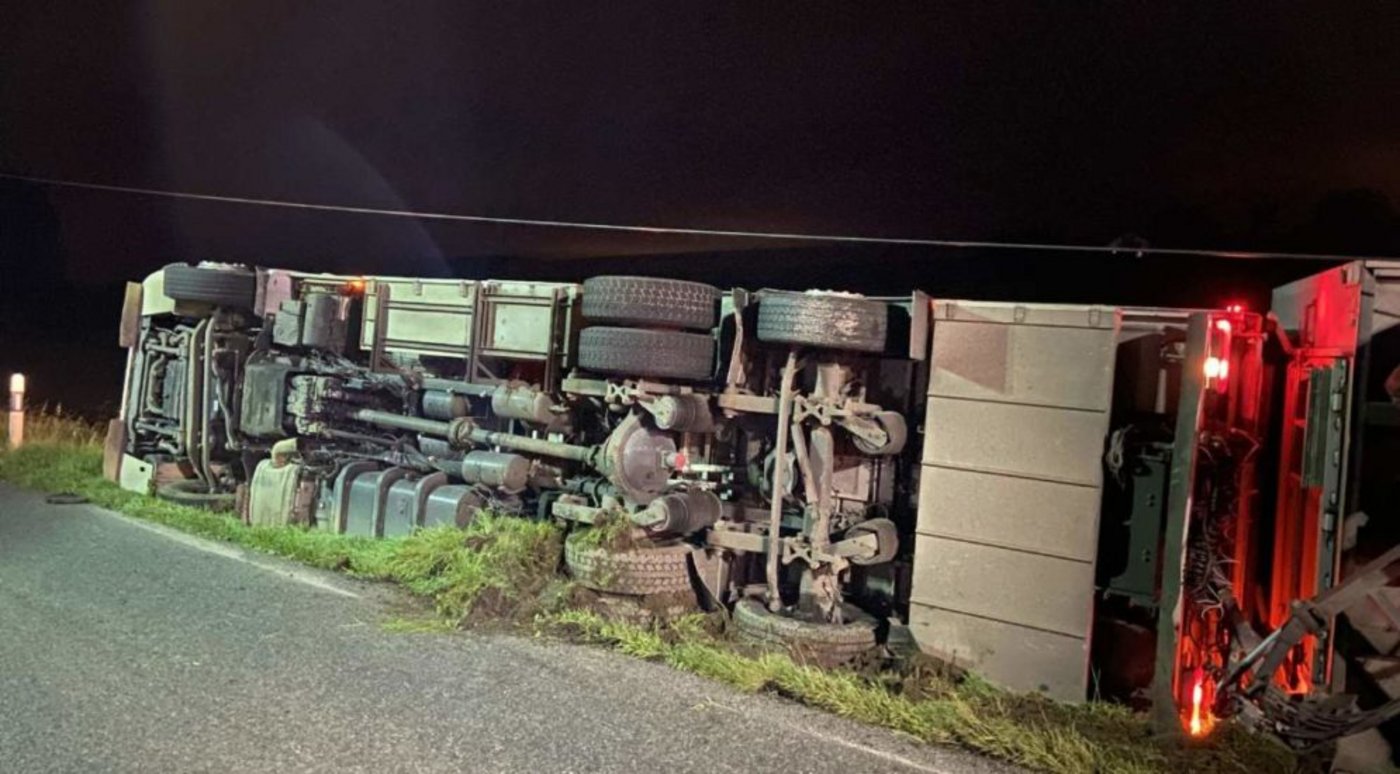 Der Transporter war gegen Mitternacht von Tafers Richtung Düdingen unterwegs. (Bild Kapo FR)