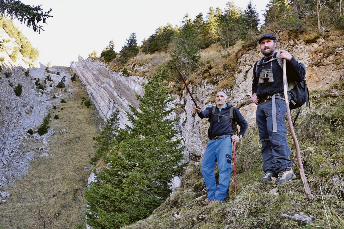 Augenschein vor Ort im steilen Gelände: Alpmeister Roland Käppeli (l.) weist Herdenschutzberater Bruno Zähner auf einen Wildwechsel hin. (Bilder Reto Betschart)