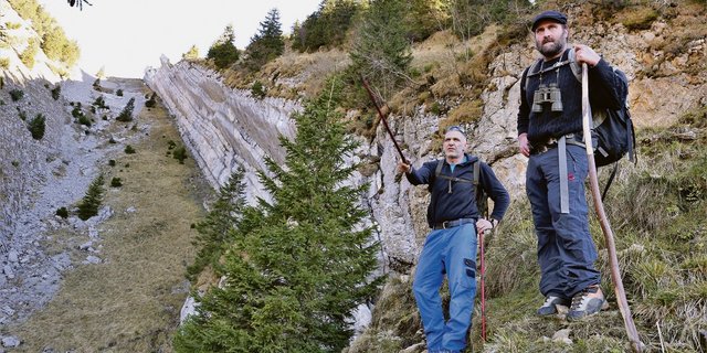 Augenschein vor Ort im steilen Gelände: Alpmeister Roland Käppeli (l.) weist Herdenschutzberater Bruno Zähner auf einen Wildwechsel hin. (Bilder Reto Betschart)