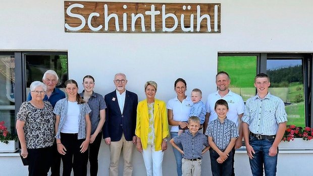 Bundesrätin Karin Keller-Sutter (Mitte) war diese Woche zusammen mit Diplomaten zu Besuch auf dem Hof Schintbühl im Kanton Luzern.