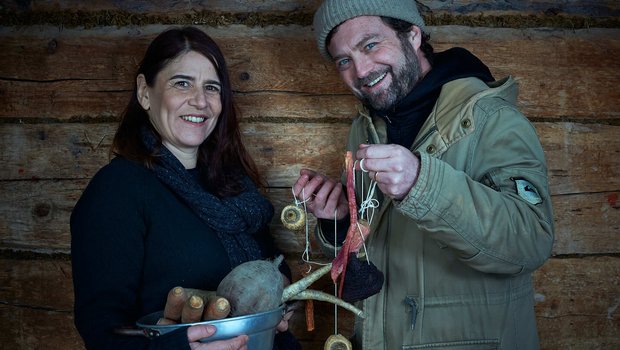Spitzenkoch Jann M. Hoffmann und Food-Autorin Esther Kern experimentieren mit Gemüse aus Graubünden. (Bilder GraubündenViva)