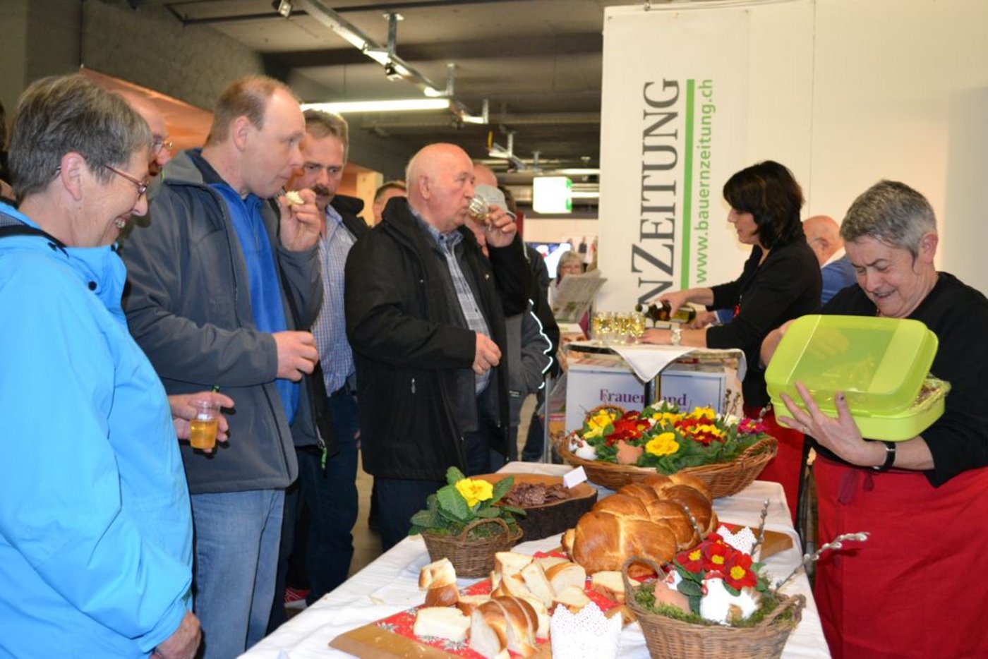 Regionale Köstlichkeiten und ein Glas Wein oder Most erfreuten das Besucherherz. (Bild Alois Heinzer)