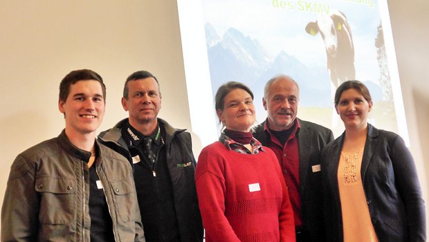 Gruppenbild mit Kälbermästern: die neuen SKMV-Vorstandsmitglieder Fabian Hüsler und Hubert Gauderon, Corinne Bähler, Veterinärin und KGD-Vorstand, SKMV-Präsident Samuel Graber und Geschäftsführerin Petra Gasser (v.l.). (Bild akr)