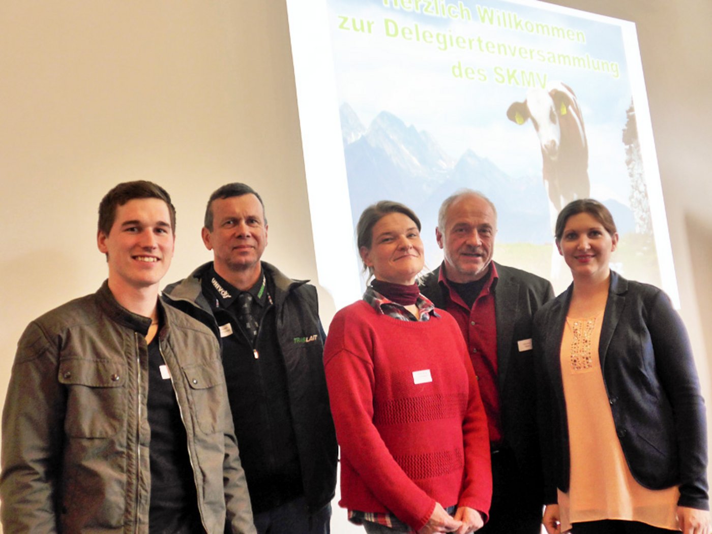 Gruppenbild mit Kälbermästern: die neuen SKMV-Vorstandsmitglieder Fabian Hüsler und Hubert Gauderon, Corinne Bähler, Veterinärin und KGD-Vorstand, SKMV-Präsident Samuel Graber und Geschäftsführerin Petra Gasser (v.l.). (Bild akr)