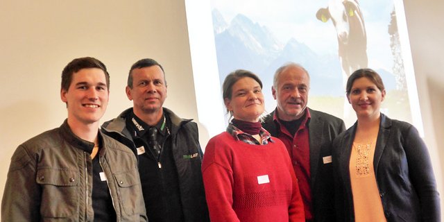 Gruppenbild mit Kälbermästern: die neuen SKMV-Vorstandsmitglieder Fabian Hüsler und Hubert Gauderon, Corinne Bähler, Veterinärin und KGD-Vorstand, SKMV-Präsident Samuel Graber und Geschäftsführerin Petra Gasser (v.l.). (Bild akr)
