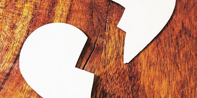 Ohne Herzschmerz geht es kaum: Wenn eine Ehe auseinander bricht, geht nicht nur eine Beziehung oder eine Familie in die Brüche – meist sind auch sehr viele negative Emotionen im Spiel.