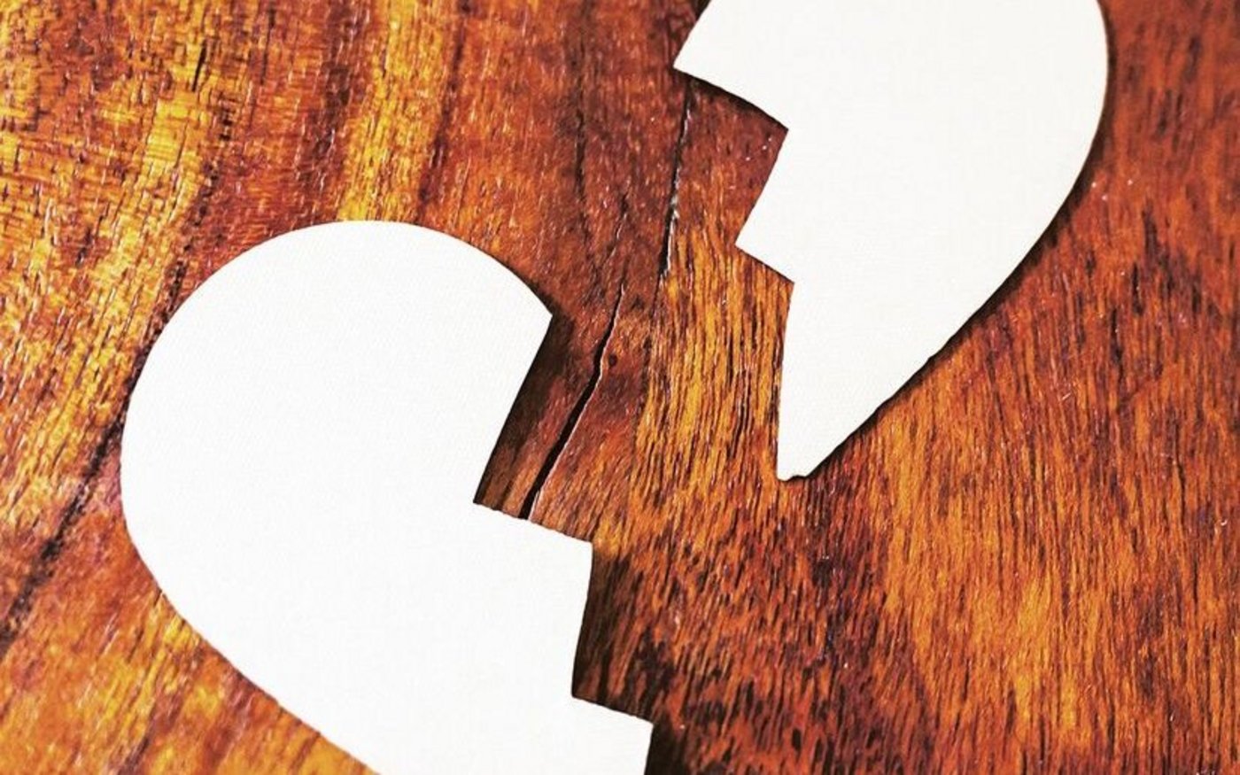 Ohne Herzschmerz geht es kaum: Wenn eine Ehe auseinander bricht, geht nicht nur eine Beziehung oder eine Familie in die Brüche – meist sind auch sehr viele negative Emotionen im Spiel.