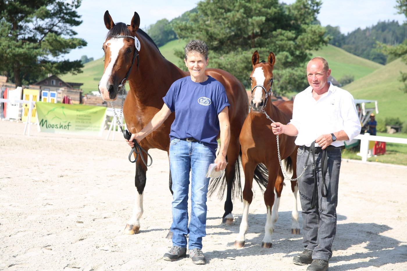 Rosmarie Gerber hat nach einem Sieg im letzten Jahr heuer nachgedoppelt. An der Fohlenschau war ihr der bekannte Züchter Roland Kathriner behilflich. (Bild Karin Rohrer)