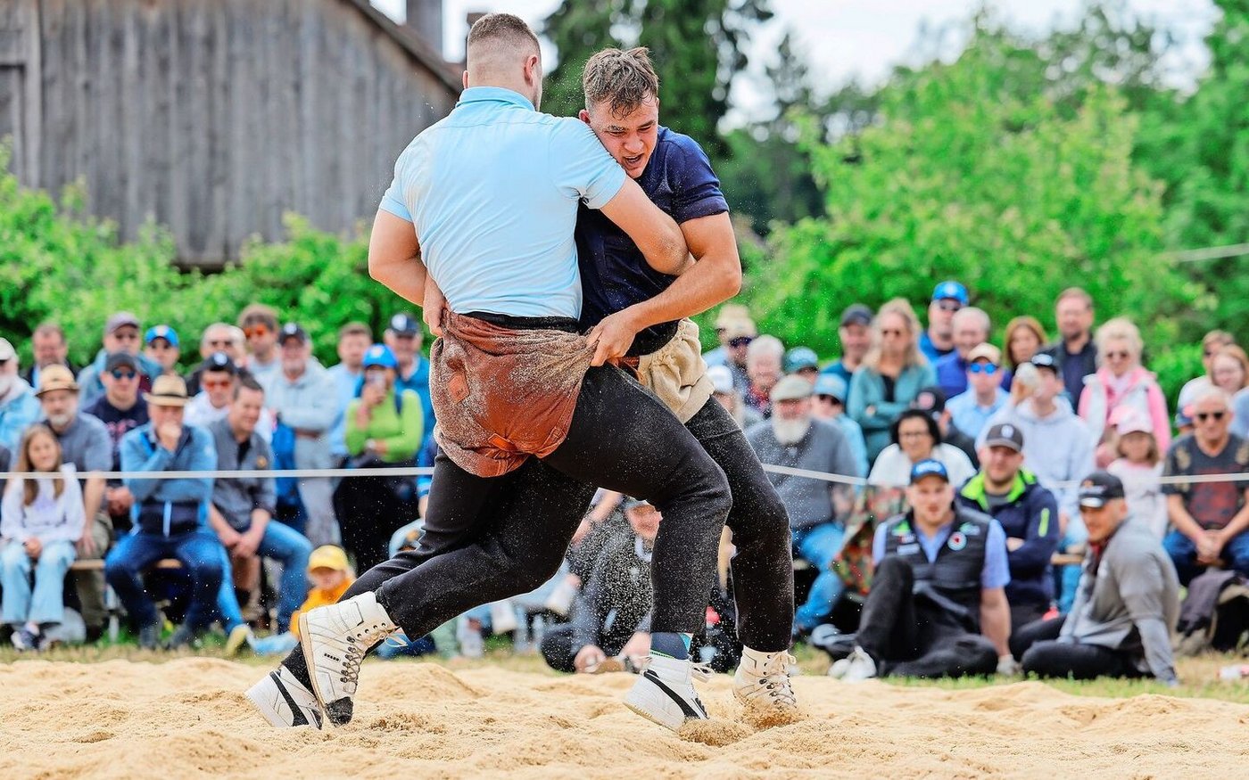 Im dritten Gang trafen Michael Moser (r.) und Adrian Walther zusammen. Zum ersten Mal konnte der 19-jährige Landwirt Moser den Topschwinger Walther bezwingen. 