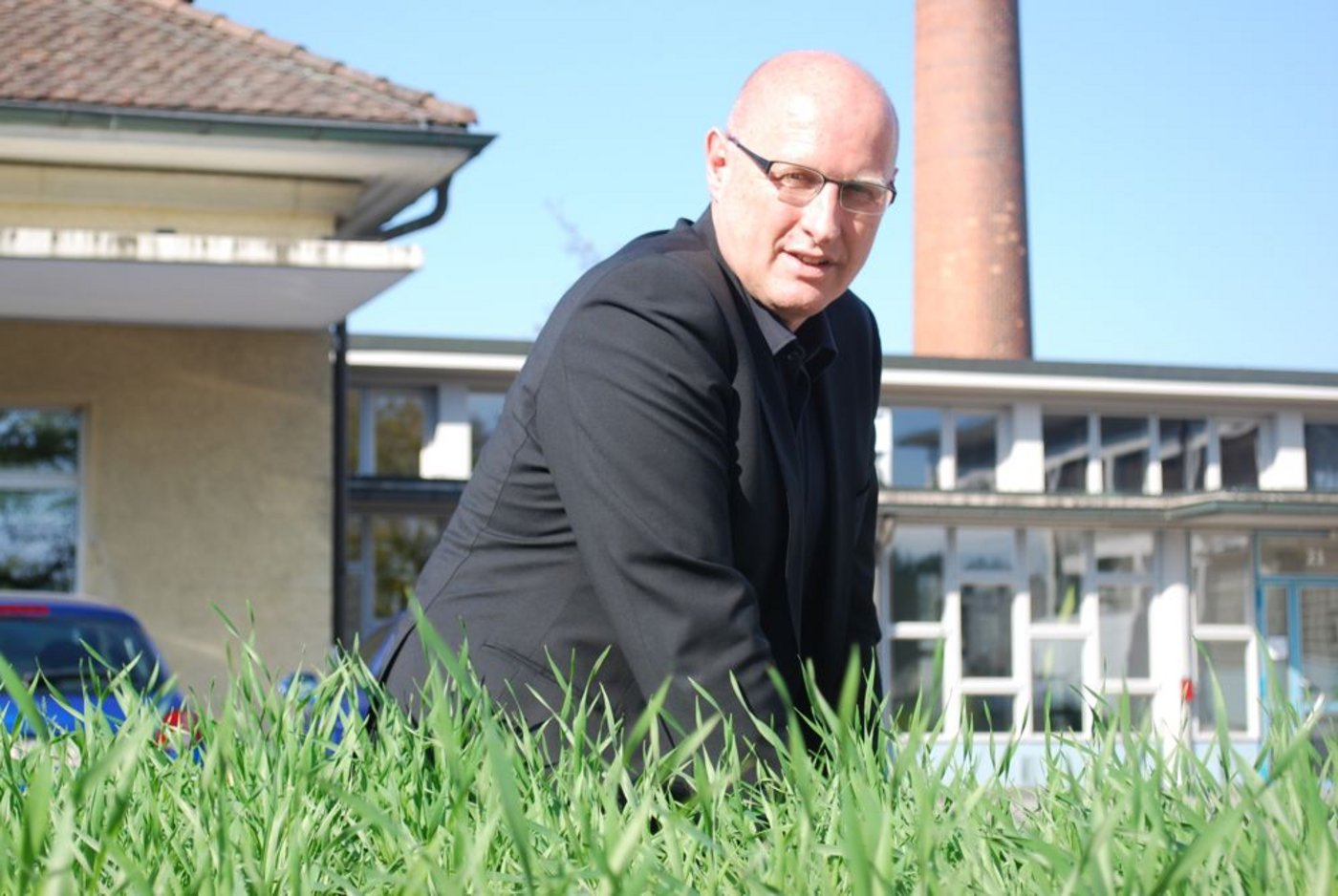 Geschäftsführer Fritz Rothen vor der IP-Suisse-Geschäftsstelle in Zollikofen BE. Er ist seit Anfang an dabei. (Bild: Jeanne Woodtli)