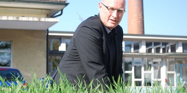 Geschäftsführer Fritz Rothen vor der IP-Suisse-Geschäftsstelle in Zollikofen BE. Er ist seit Anfang an dabei. (Bild: Jeanne Woodtli)