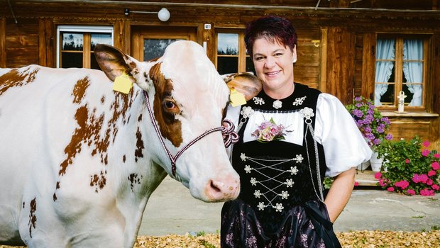 Die Kühe liegen Anita Mosimann besonders am Herzen. Jeden Morgen und Abend ist sie im Stall anzutreffen. (Bild SRF/Ueli Christoffel)