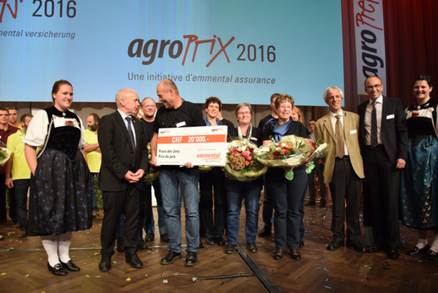 Ueli Ramseier mit seinem Team vom Verein Swiss-Silk mit dem Hauptpreis. (Bilder jba)