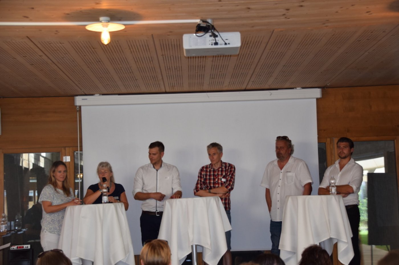 Spannende Referentenrude (v. l. n. r.): Chantal Beck (Schweizer Tourismus-Verband), Dorette Porvoost (Bed and Breakfast Switzerland), Benno Rust (Booking.com), Martin Jucker (Jucker Farm), Dominik Flammer (Regio Food-Scout) und Oliver Weibel (Schweiz Tourismus).