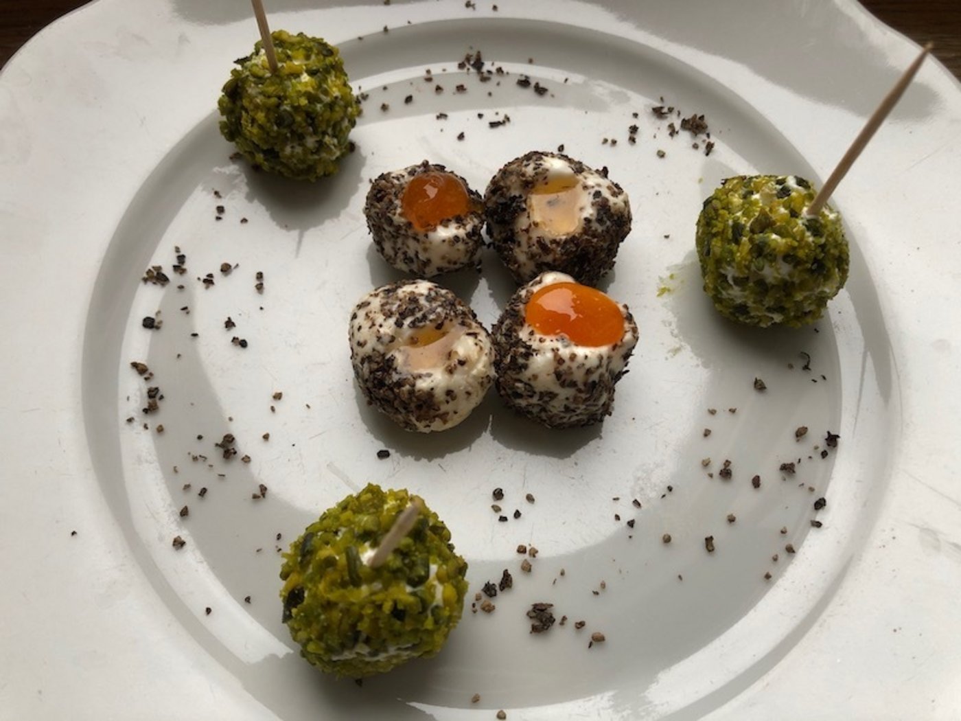 Ziegenkäse kann ganz beliebig ummantelt und gefüllt werden. 