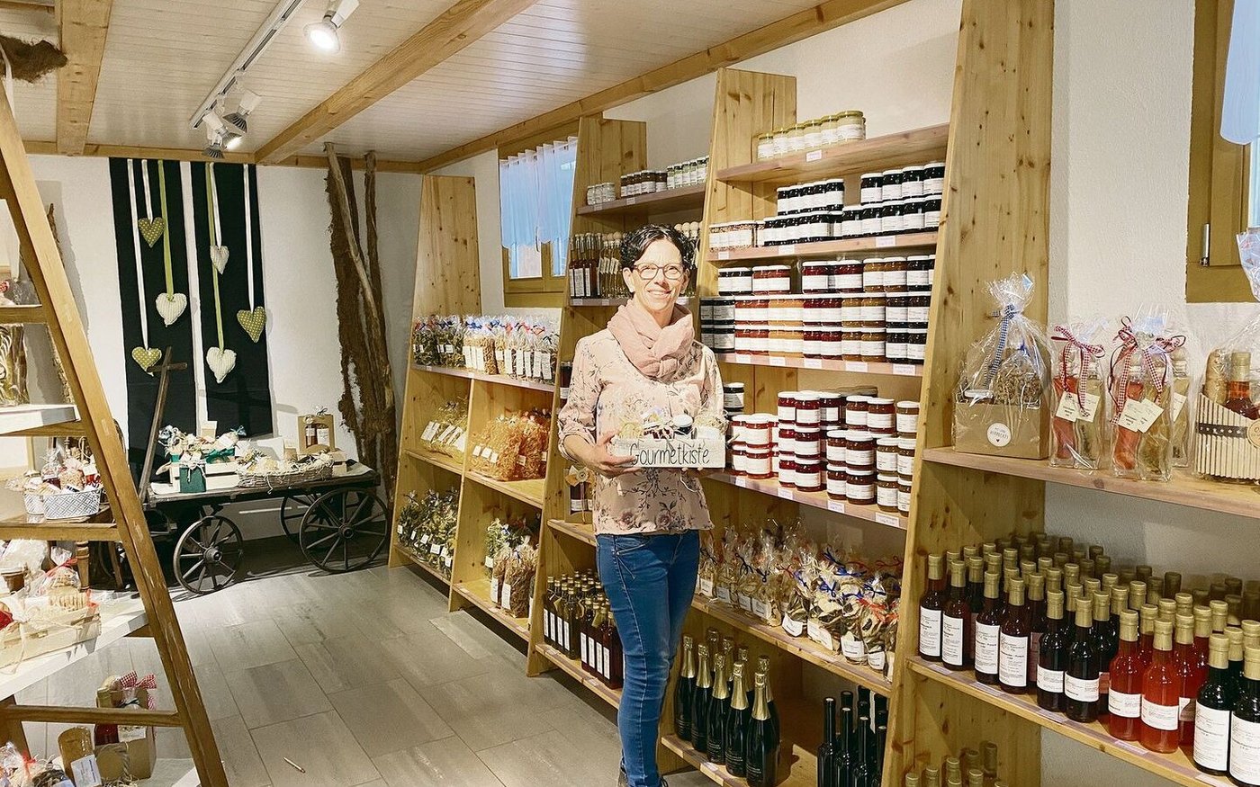 Der Hofladen der «Oberfreiämter Buurechuchi» in Alikon wartet mit einem grossen Sortiment auf. Corinne Villiger stellt die Geschenk-Jutekörbe und -Säckli auf und arbeitet im Verkauf mit. 