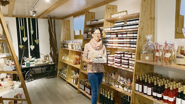 Der Hofladen der «Oberfreiämter Buurechuchi» in Alikon wartet mit einem grossen Sortiment auf. Corinne Villiger stellt die Geschenk-Jutekörbe und -Säckli auf und arbeitet im Verkauf mit. 